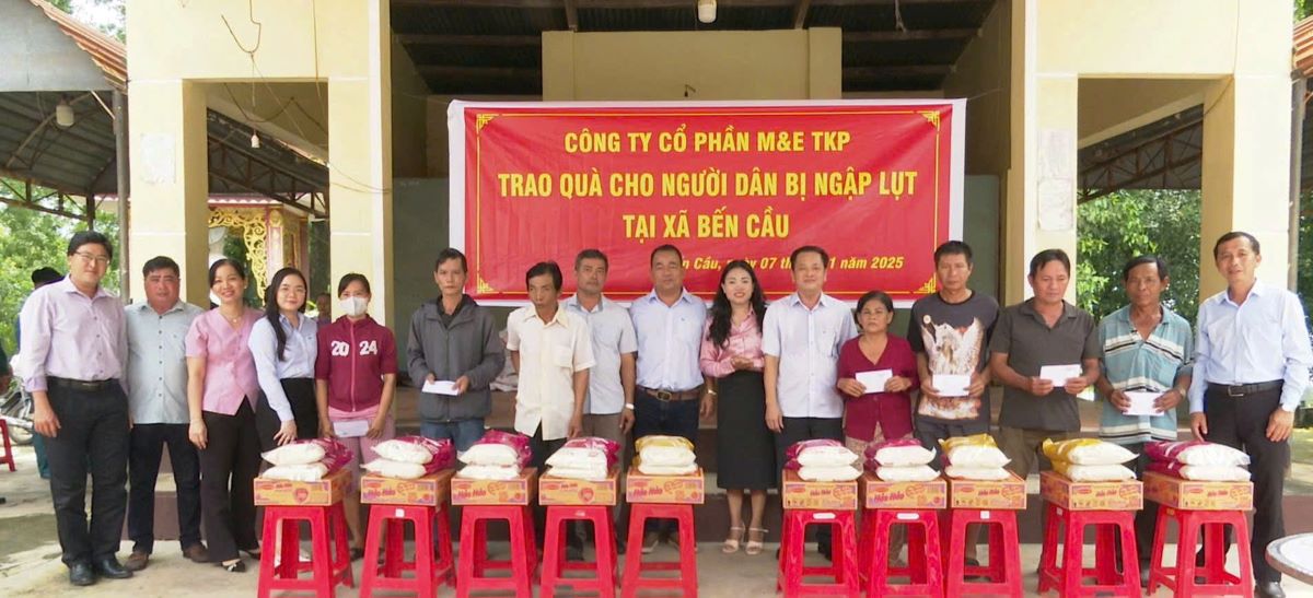 CÔNG TY CỔ PHẦN M&E TKP TRAO QUÀ CHO NGƯỜI DÂN BỊ NGẬP LỤT TẠI XÃ BẾN CẦU, TỈNH TÂY NINH